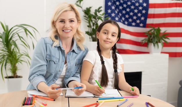 felice madre e figlia con bandiera americana a casa.