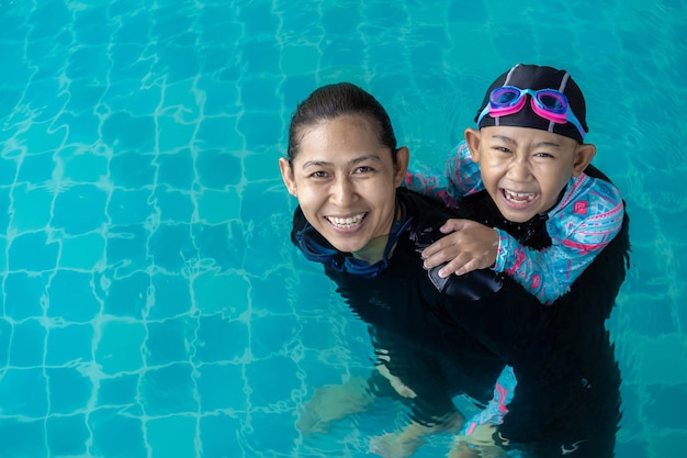 Felice madre e figlia in piscina