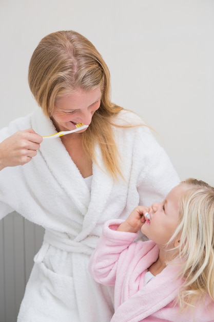 Felice madre e figlia, lavarsi i denti