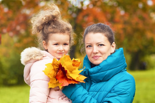 Felice madre e figlia nella sosta di autunno