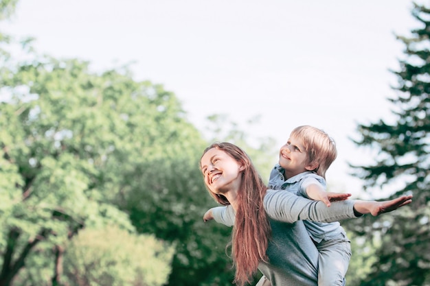 Felice madre e figlio che giocano nel parco