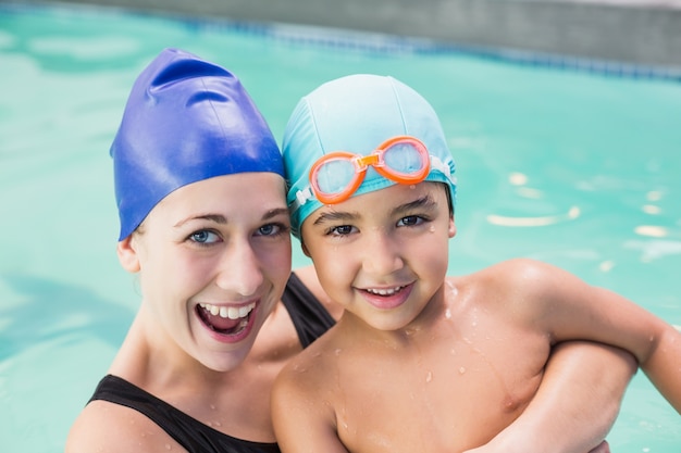 Felice madre e figlio in piscina