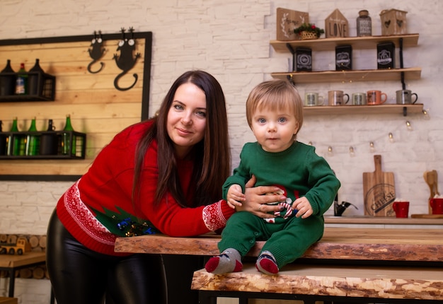 Felice madre e neonato in cucina