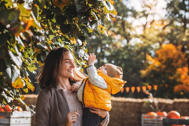 Felice madre e suo figlio sulla natura sorridente giocano e abbracciano Amore e tenerezza Giornata internazionale dell'abbraccio