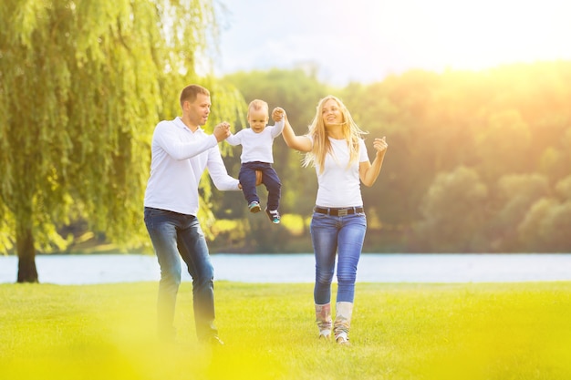 Felice madre padre e figlio fuori a fare una passeggiata