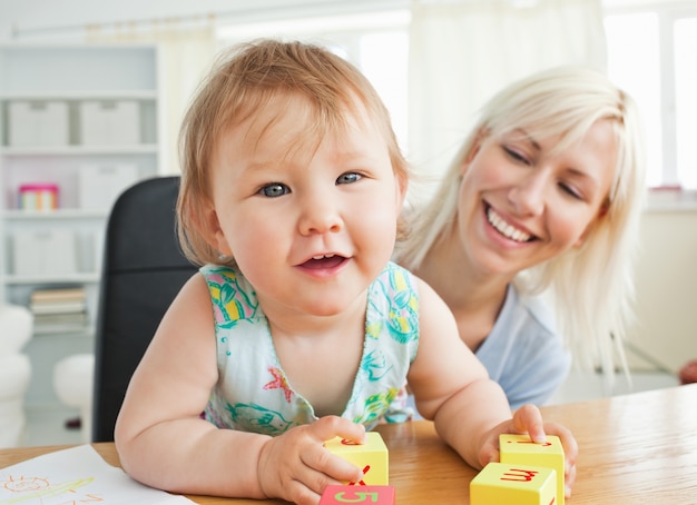 Felice mamma che gioca con sua figlia