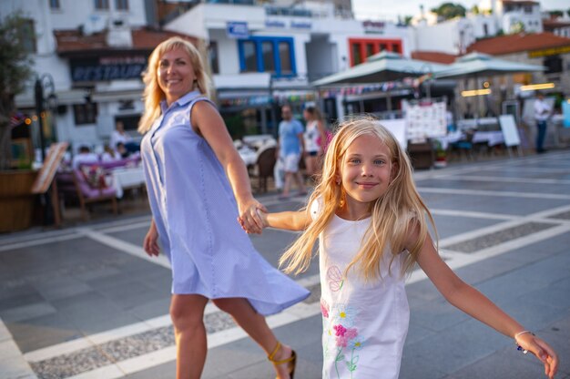 Felice mamma e figlia camminano lungo la passeggiata di Marmaris, in Turchia.