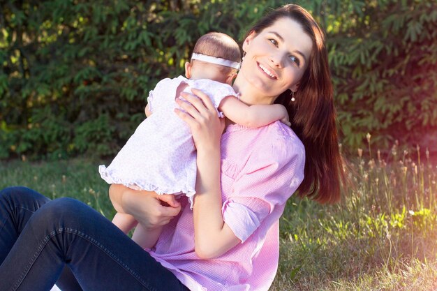 Felice mamma e figlia che giocano alla natura