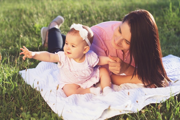 Felice mamma e figlia che giocano alla natura