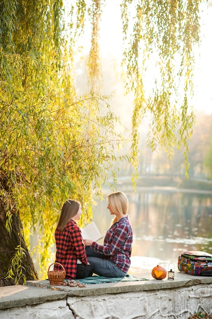 Felice mamma e figlia godendo giorno d&#39;autunno