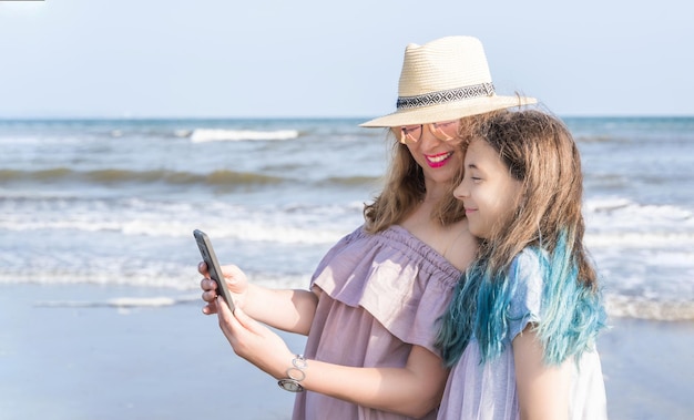 Felice mamma e figlia trascorrono del tempo insieme al mare Make Selfie Family Concept