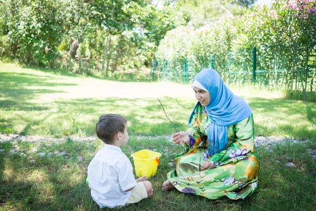 Felice mamma musulmana con figlio piccolo