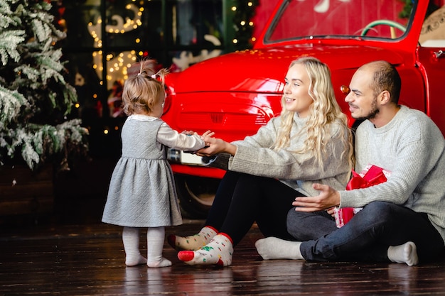 Felice Natale moderno ritratto di famiglia in casa vacanza soggiorno.