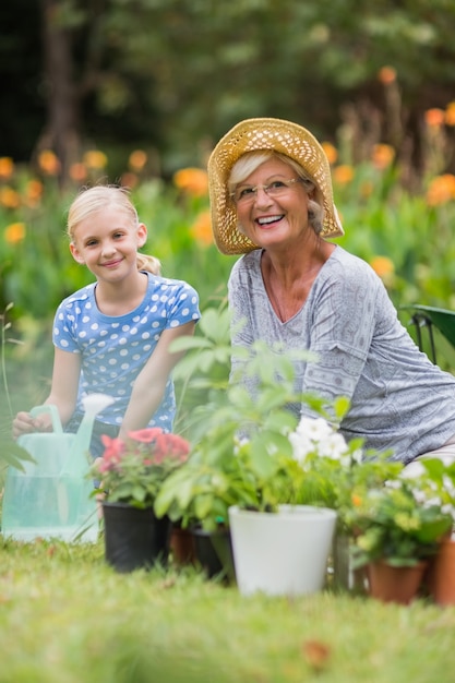 Felice nonna e nonno di giardinaggio