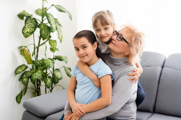 Felice nonna matura di mezza età e piccolo bambino in età prescolare due nipoti che si divertono a giocare a casa.