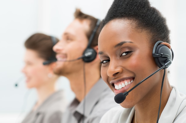 Felice operatore di call center