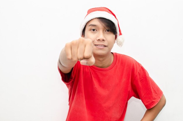 felice overjoy estactic attraente uomo asiatico in abiti rossi a tema Natale isolati su bianco.