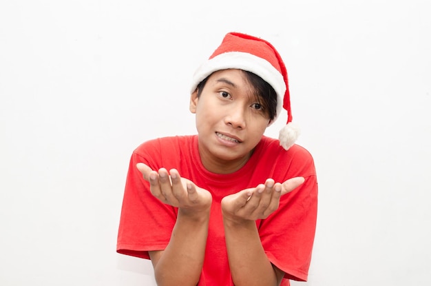 felice overjoy estactic attraente uomo asiatico in abiti rossi a tema Natale isolati su bianco.