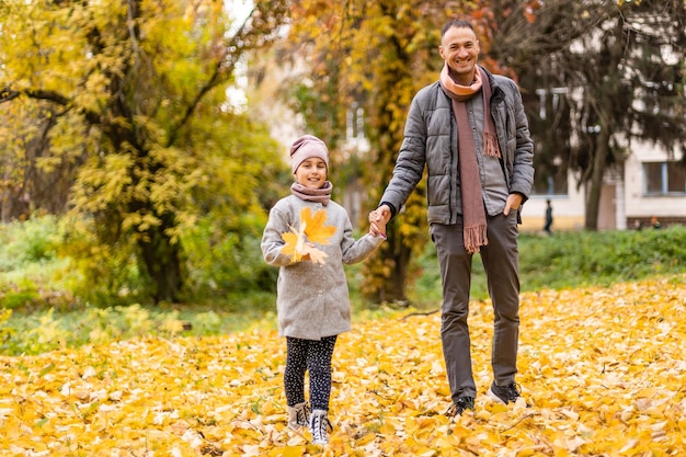 Felice padre con figlia nella stagione autunnale