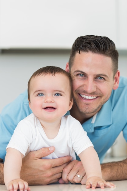 Felice padre e bambino