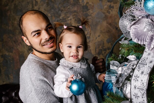 Felice padre e figlia decorano l'albero di Natale