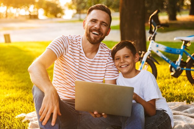 Felice padre e figlio che si divertono insieme