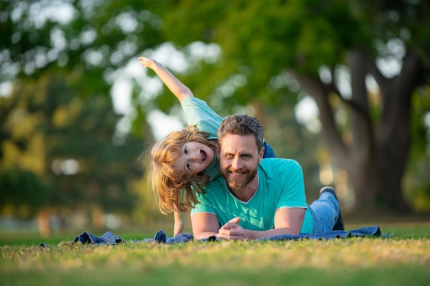 Felice padre e figlio che si godono l'ora legale in vacanza in un parco soleggiato concetto di vacanza sana e