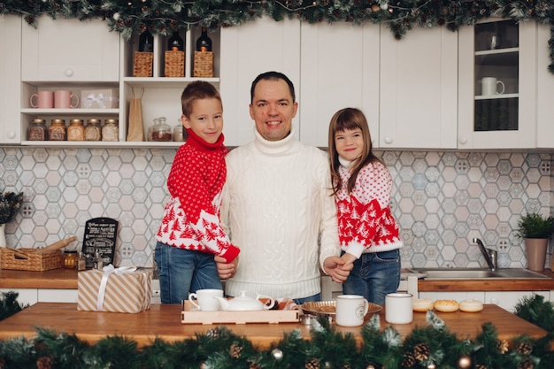 Felice papà amorevole con i suoi bambini Natale