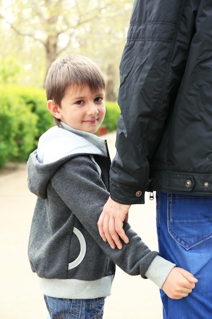 Felice papà e figlio nel parco