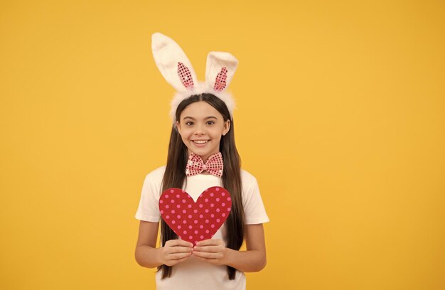 Felice pasqua bambina con orecchie da coniglio e farfallino tenere amore cuore copia spazio pasqua