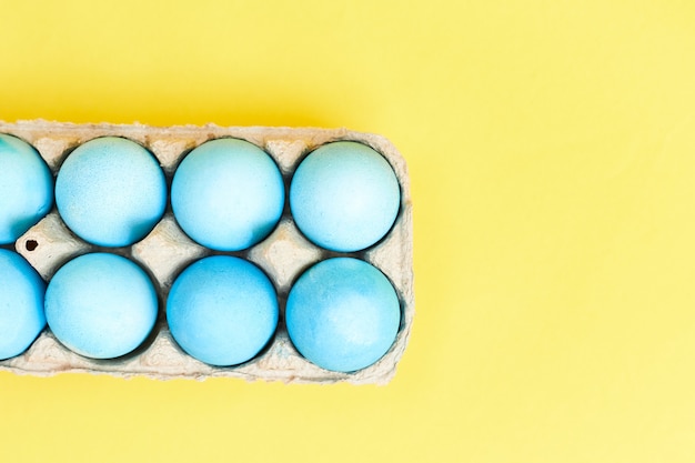 Felice Pasqua concetto. Uova di gallina dipinte in colore blu nello scomparto delle uova.