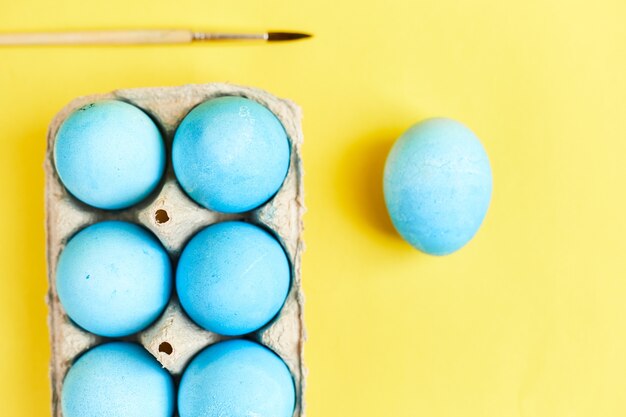 Felice Pasqua concetto. Uova di gallina dipinte in colore blu nello scomparto delle uova.