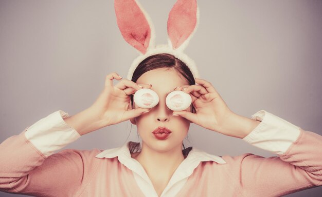 Felice pasqua giovane donna in coniglio orecchie da coniglio rossetto bacio stampa sull'uovo di Pasqua