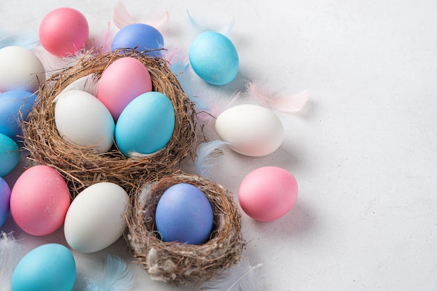 Felice Pasqua sfondo festivo con uova di Pasqua su sfondo grigio Spazio copia vista laterale