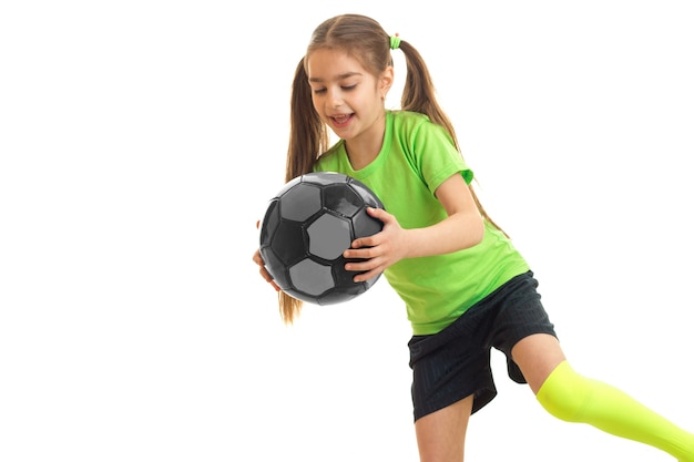 Felice piccola donna con pallone da calcio multicolore nelle sue mani isolato su bianco
