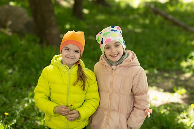 Felice piccole amiche nel parco