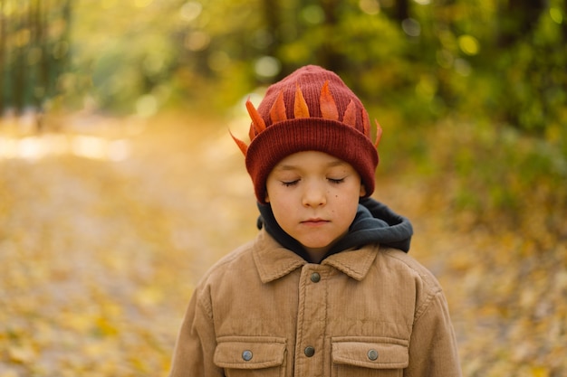 Felice piccolo bambino bambino che ride e gioca nel giorno d'autunno il bambino gioca con le foglie