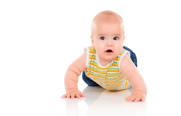 Felice piccolo bambino isolato su sfondo bianco.