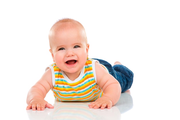 Felice piccolo bambino isolato su sfondo bianco.