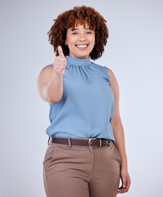 Felice pollice in alto e ritratto di donna isolato su uno sfondo bianco per il successo vincente e come il segno della mano Vincitore felice persona africana o modello sì grazie o congratulazioni emoji in studio