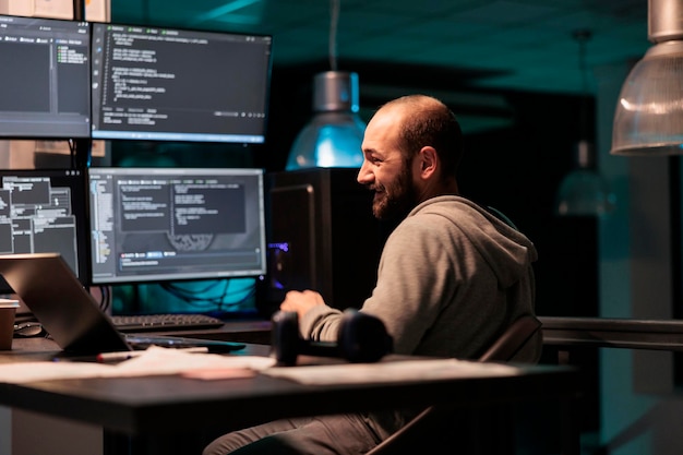 Felice programmatore che celebra il successo della codifica, sentendosi allegro per il successo dello sviluppo dell'app dopo ore. Codificatore sorridente che programma script html o codice sorgente con database di sistema.