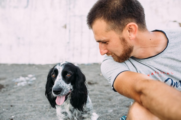 Felice proprietario della responsabilità del cane cocker spaniel russo di prendersi cura dell'animale domestico