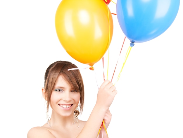 felice ragazza adolescente con palloncini over white
