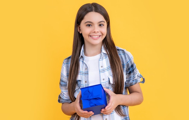 Felice ragazza adolescente con regalo di compleanno isolato su giallo ragazza adolescente con regalo di compleanno in studio