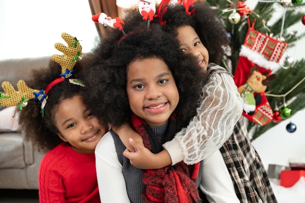 Felice ragazza afro bambini con decorazioni natalizie