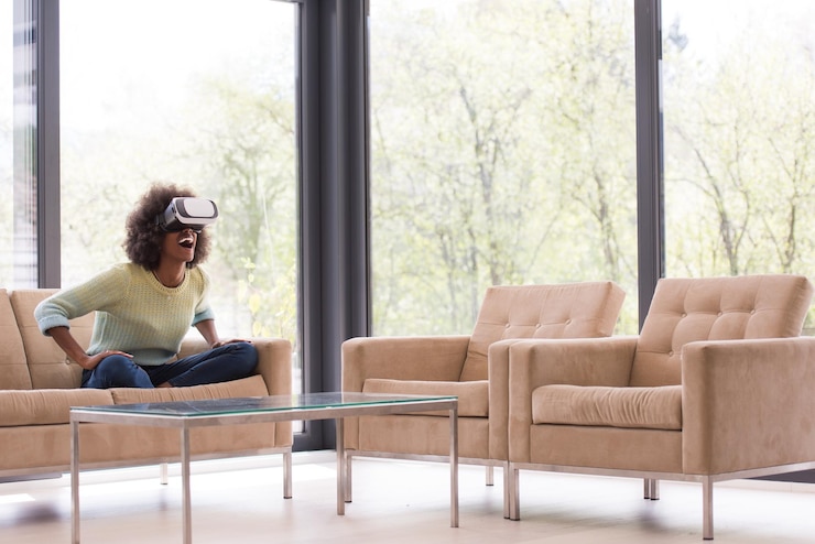 Foto felice ragazza afroamericana che fa esperienza usando gli occhiali vr della realtà virtuale a casa