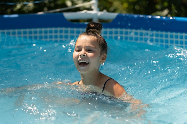 Felice ragazza bambino nuotare nella vasca da bagno in una soleggiata giornata estiva, piscina.