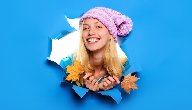 Felice ragazza bionda in berretto lavorato a maglia e maglione moda stile tendenza autunno umore stagione vendite