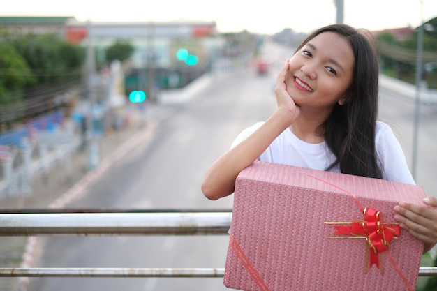 Felice ragazza con confezione regalo