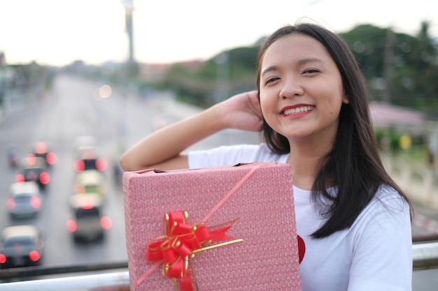 Felice ragazza con confezione regalo